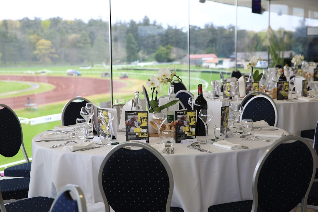 Table ronde élégamment dressée à l’Hippodrome de Parilly