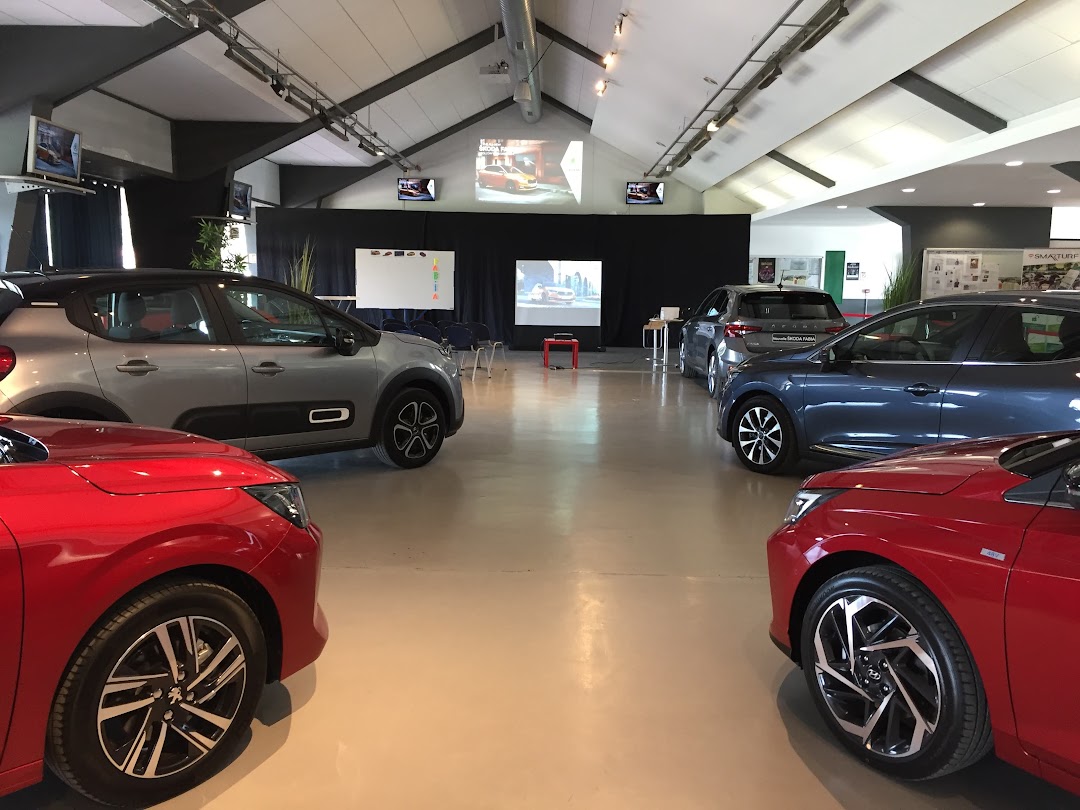 Présentation de véhicules dans un espace événementiel à Parilly