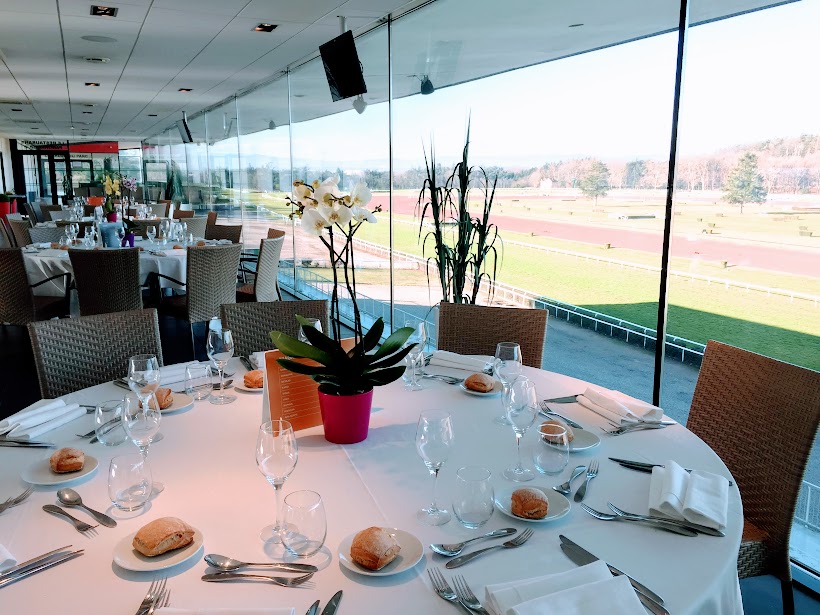 Table dressée avec vue sur la piste à l’Hippodrome de Parilly
