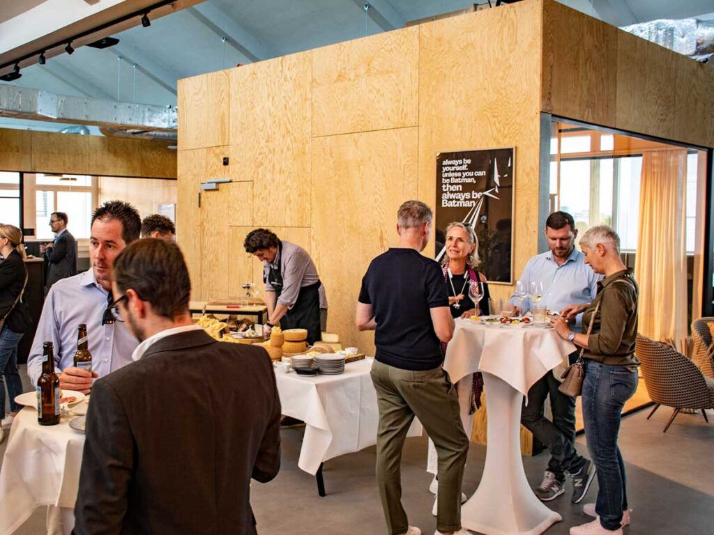 Cocktail professionnel dans un espace ouvert chez Westhive Zurich