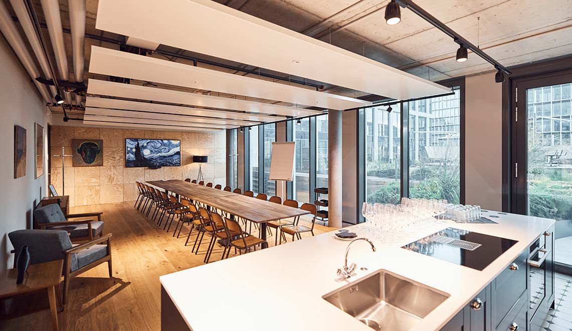 Salle de réunion moderne avec cuisine chez Westhive Zurich