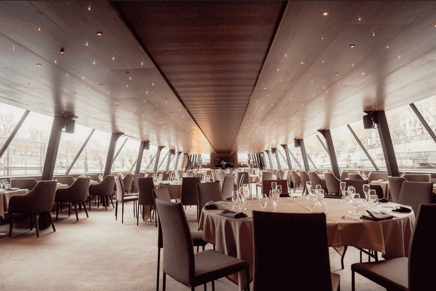 Salle de dîner panoramique à bord