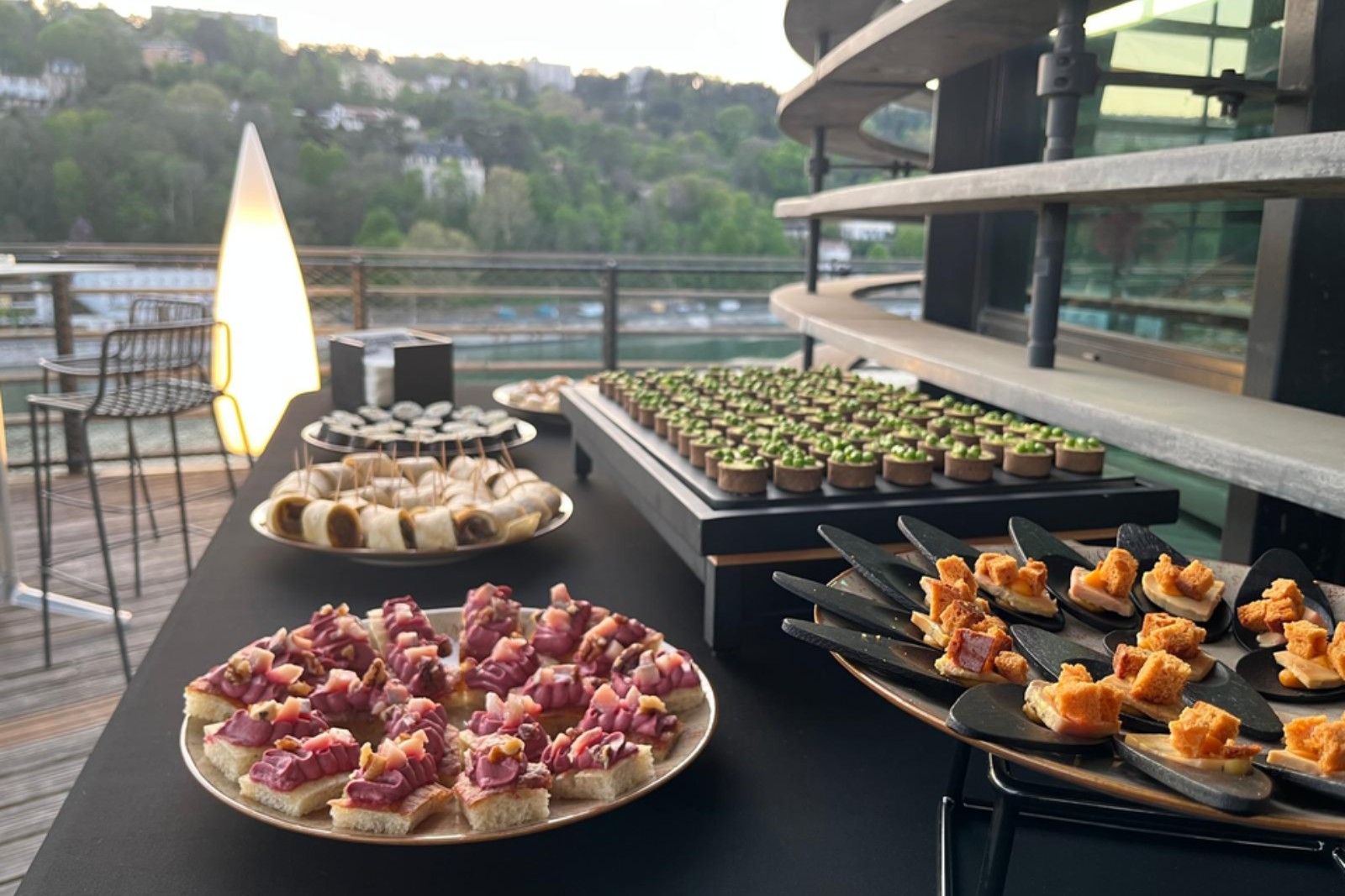 Buffet cocktail lors d'un événement professionnel organisé par Delvia