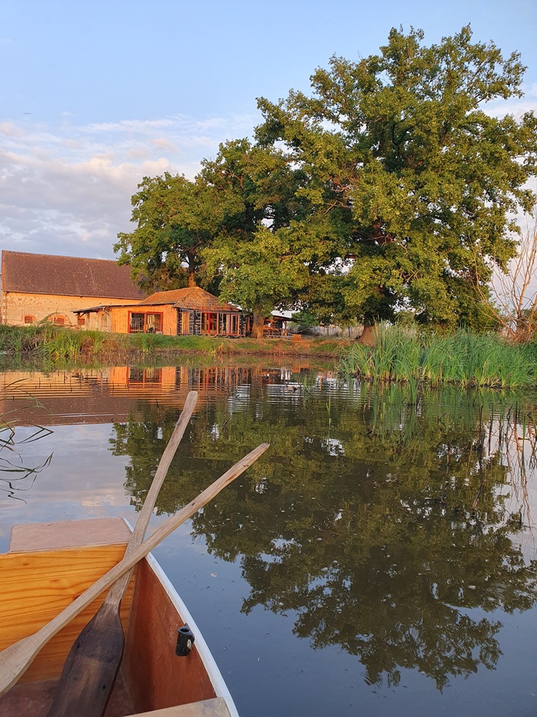 Plan d’eau reflétant les bâtiments du domaine BG Connexion