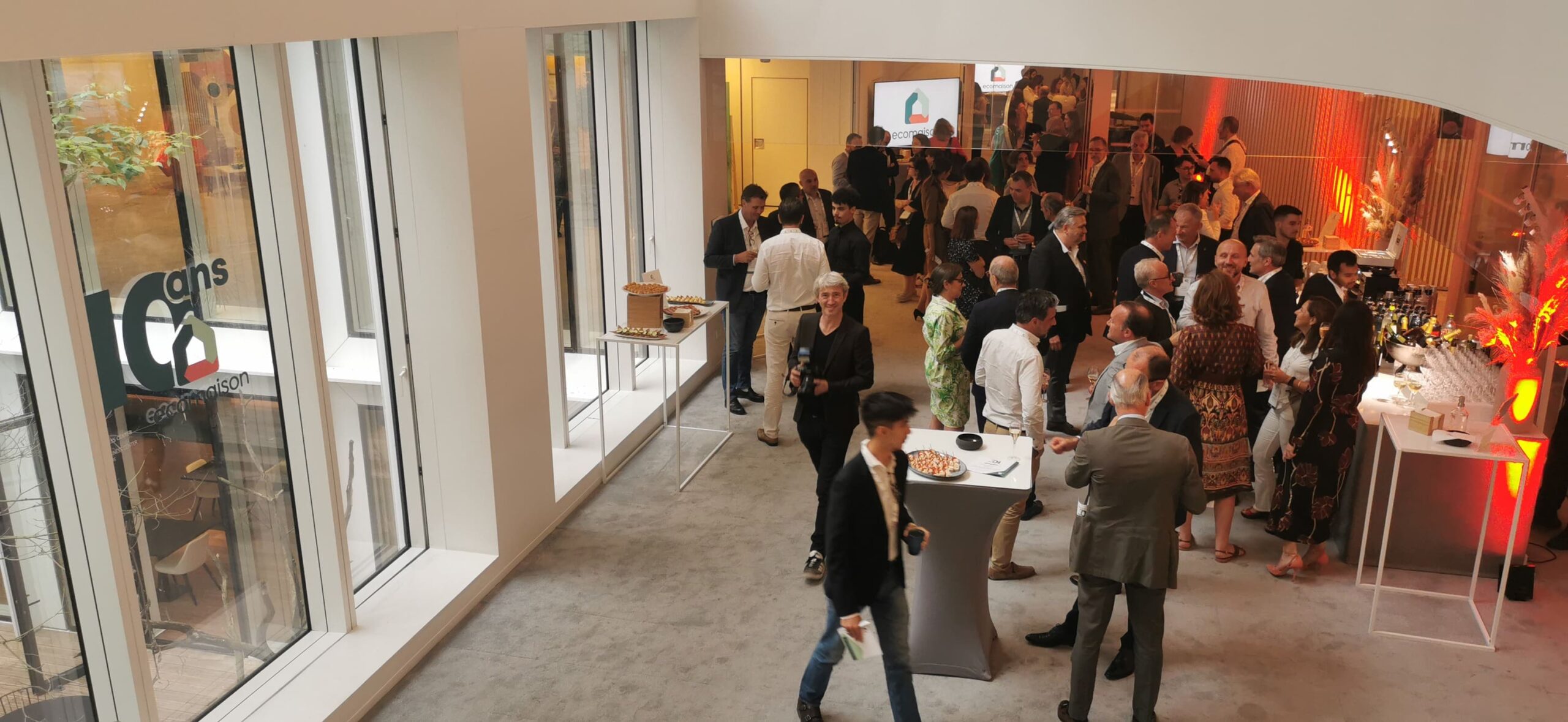 cocktail professionnel avec invités en intérieur
