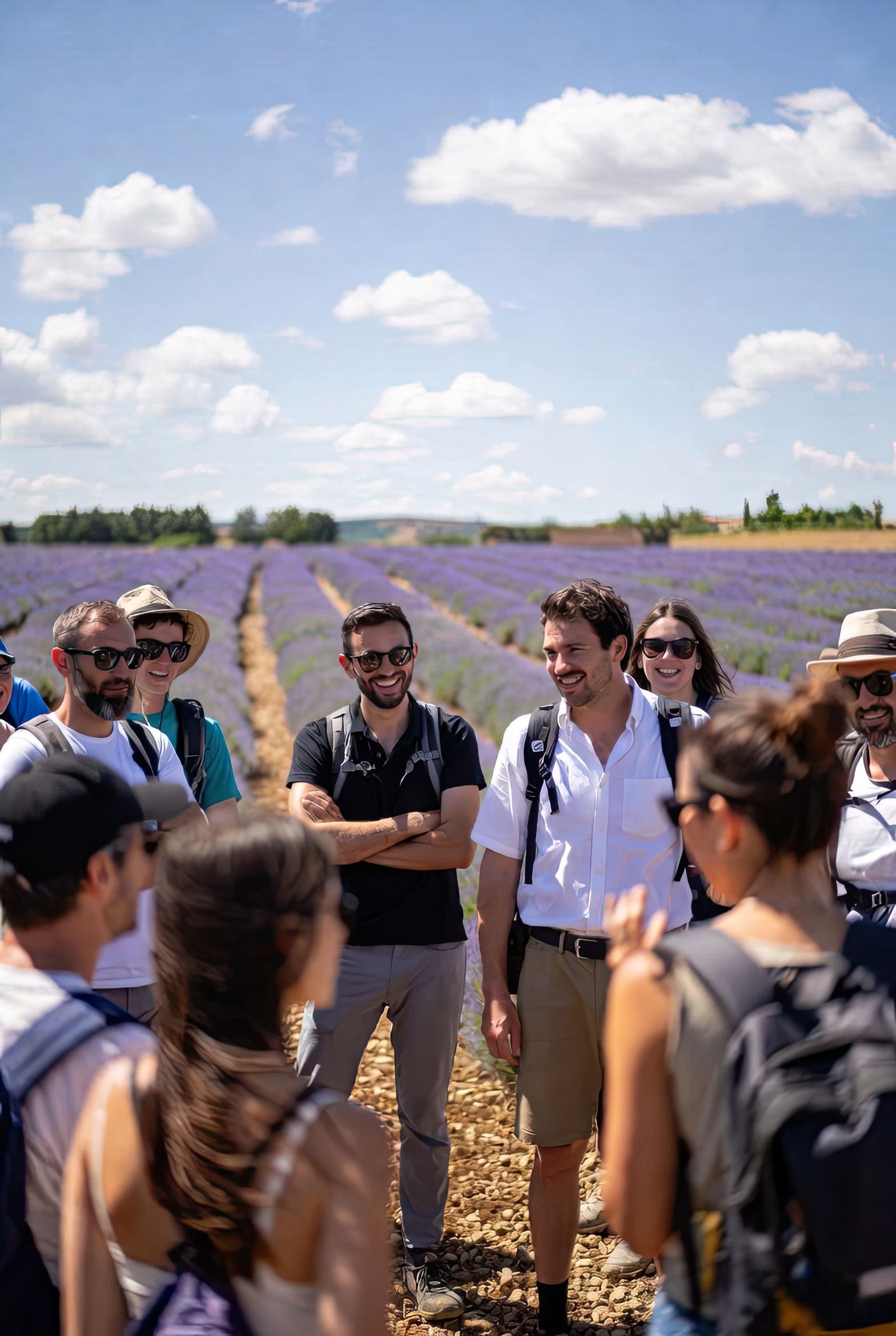 Groupe en activité team building en extérieur