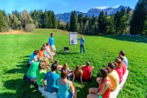 Animation en plein air avec vue montagne.