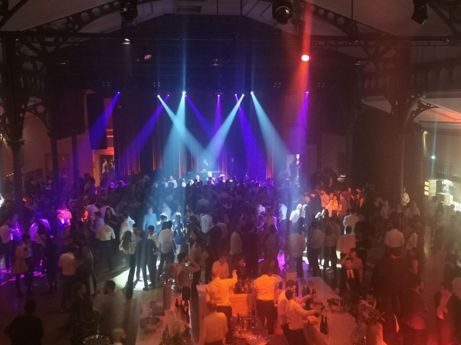 soirée événementielle avec lumière et ambiance festive
